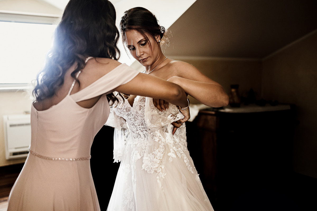 Castello dei Solaro, matrimonio di Noemi e Pietro. Preparazione della sposa. Sorella aiuta la sposa a vestirsi