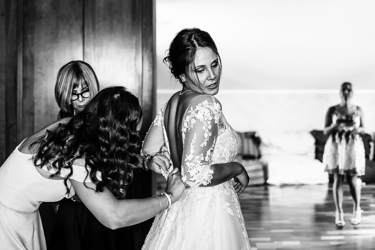 Castello dei Solaro, matrimonio di Noemi e Pietro. Preparazione della sposa. Sorella abbottona l'abito della sposa.