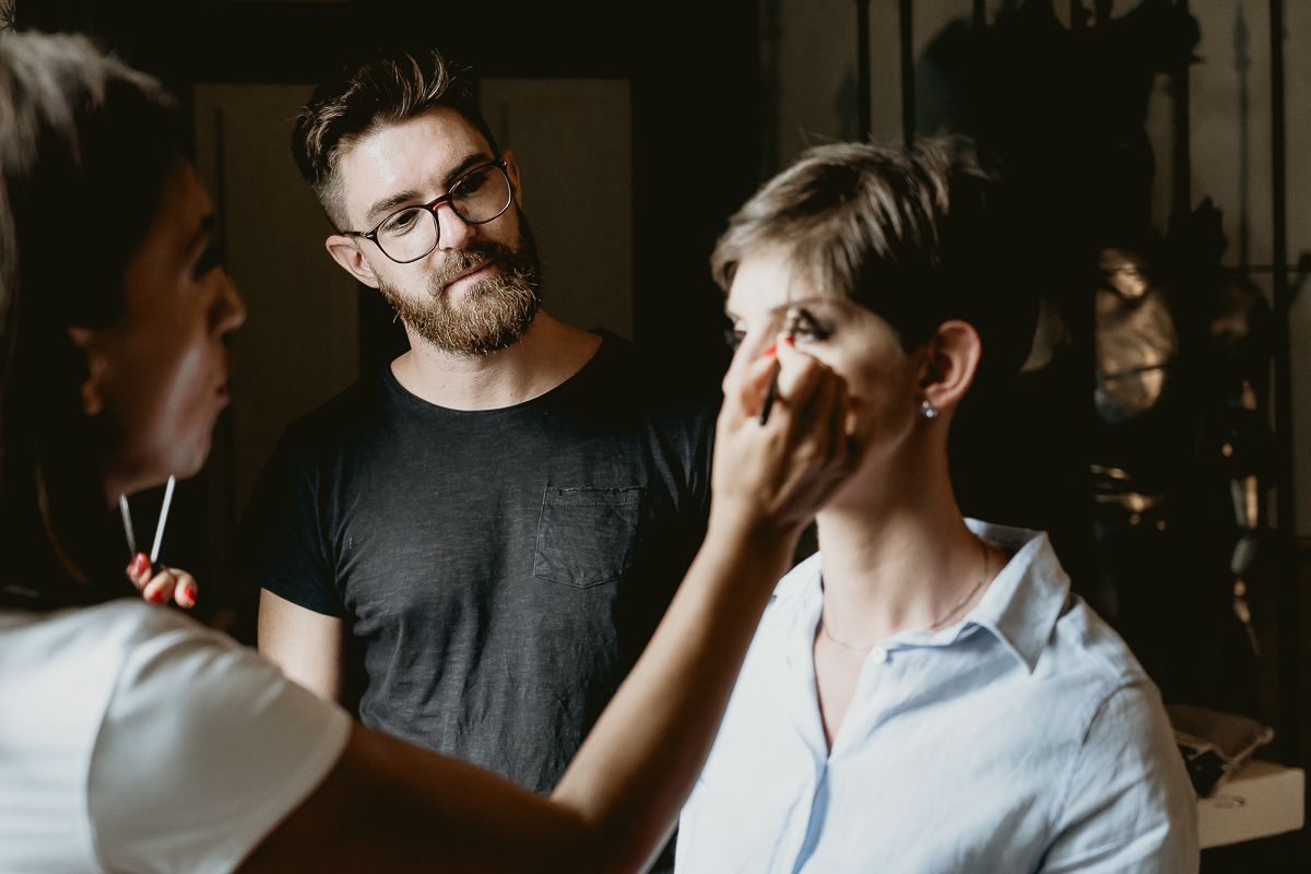 Castello dei Solaro, matrimonio di Noemi e Pietro. Preparazione dello sposo. Sposo guarda il make-up della sorella.