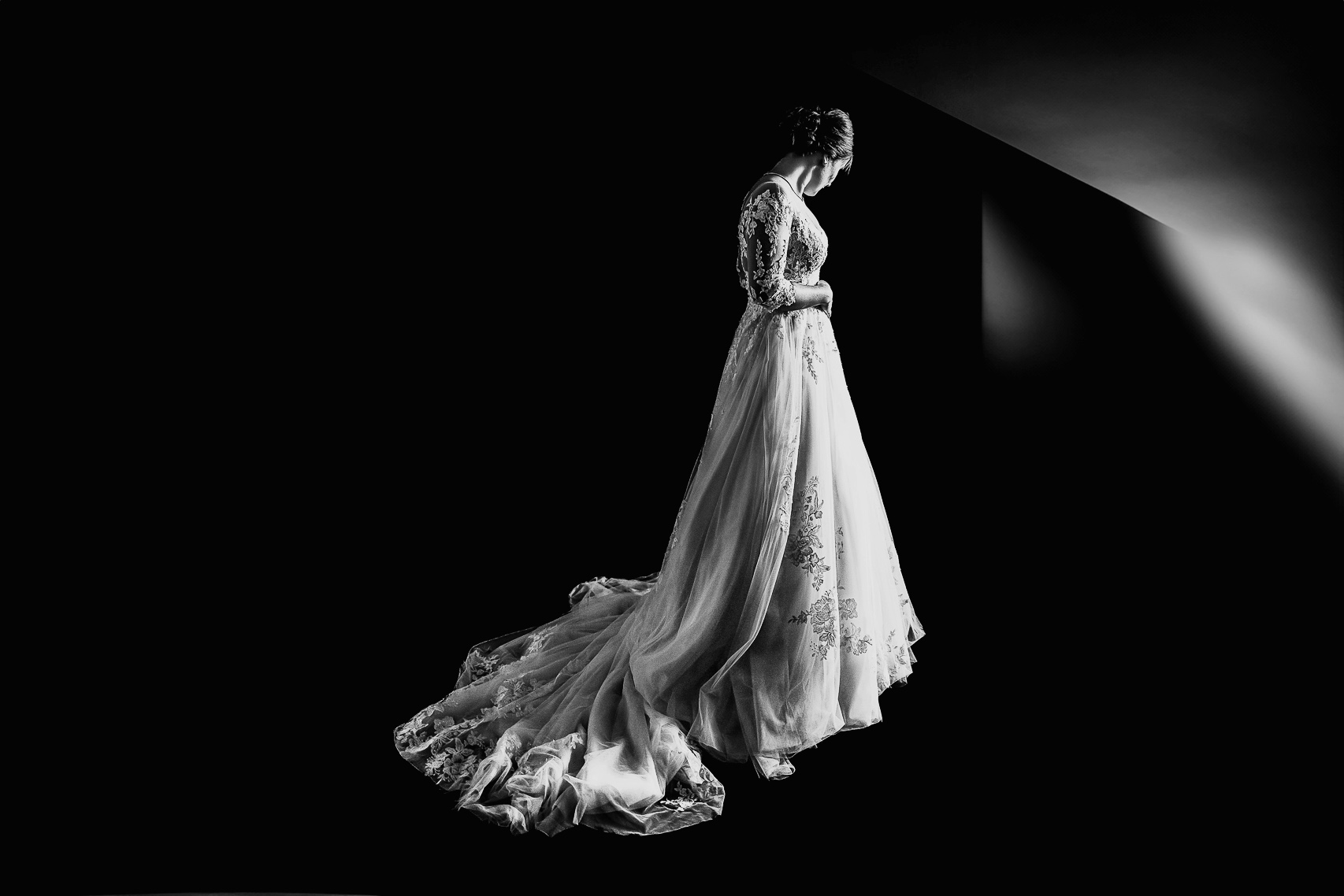 Castello dei Solaro, matrimonio di Noemi e Pietro. Preparazione della sposa. Ritratto della sposa con l'abito da sposa.