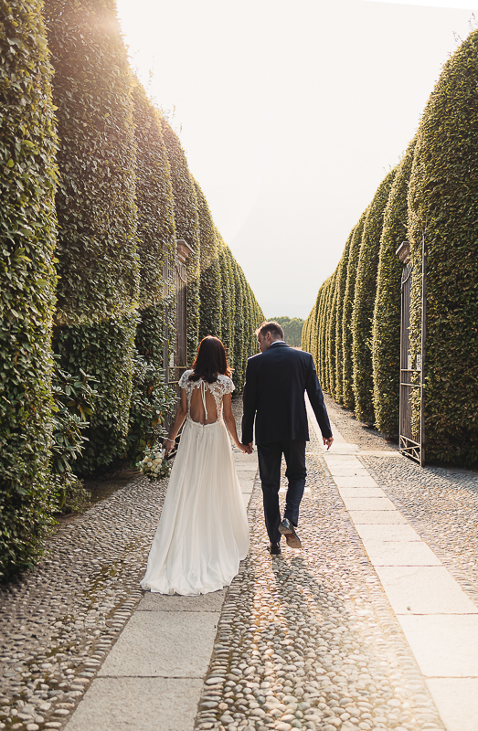 Tenuta La Cascinetta di Buriasco. Matrimonio. Sessione di coppia al tramonto lungo il viale di cipressi. Sposi che camminano