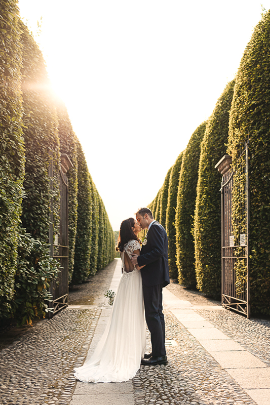 Tenuta La Cascinetta di Buriasco. Matrimonio. Sessione di coppia al tramonto lungo il viale di cipressi. sposi che si baciano