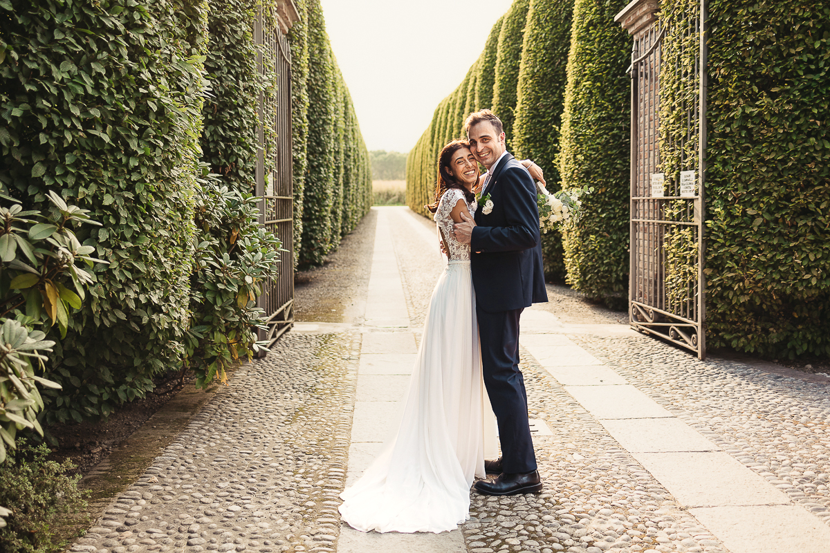Tenuta La Cascinetta di Buriasco. Matrimonio. Sessione di coppia al tramonto lungo il viale di cipressi.