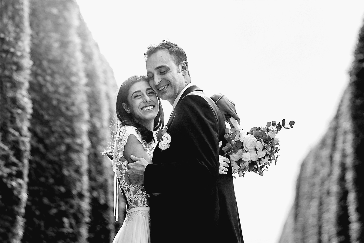 Tenuta La Cascinetta di Buriasco. Matrimonio. Sessione di coppia al tramonto lungo il viale di cipressi.