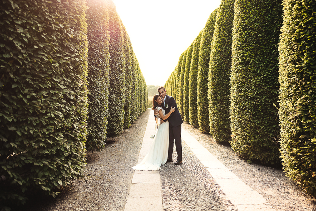 Tenuta La Cascinetta di Buriasco. Matrimonio. Sessione di coppia al tramonto lungo il viale di cipressi.