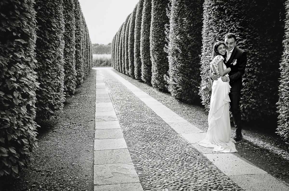 Tenuta La Cascinetta di Buriasco. Matrimonio. Sessione di coppia al tramonto lungo il viale di cipressi.