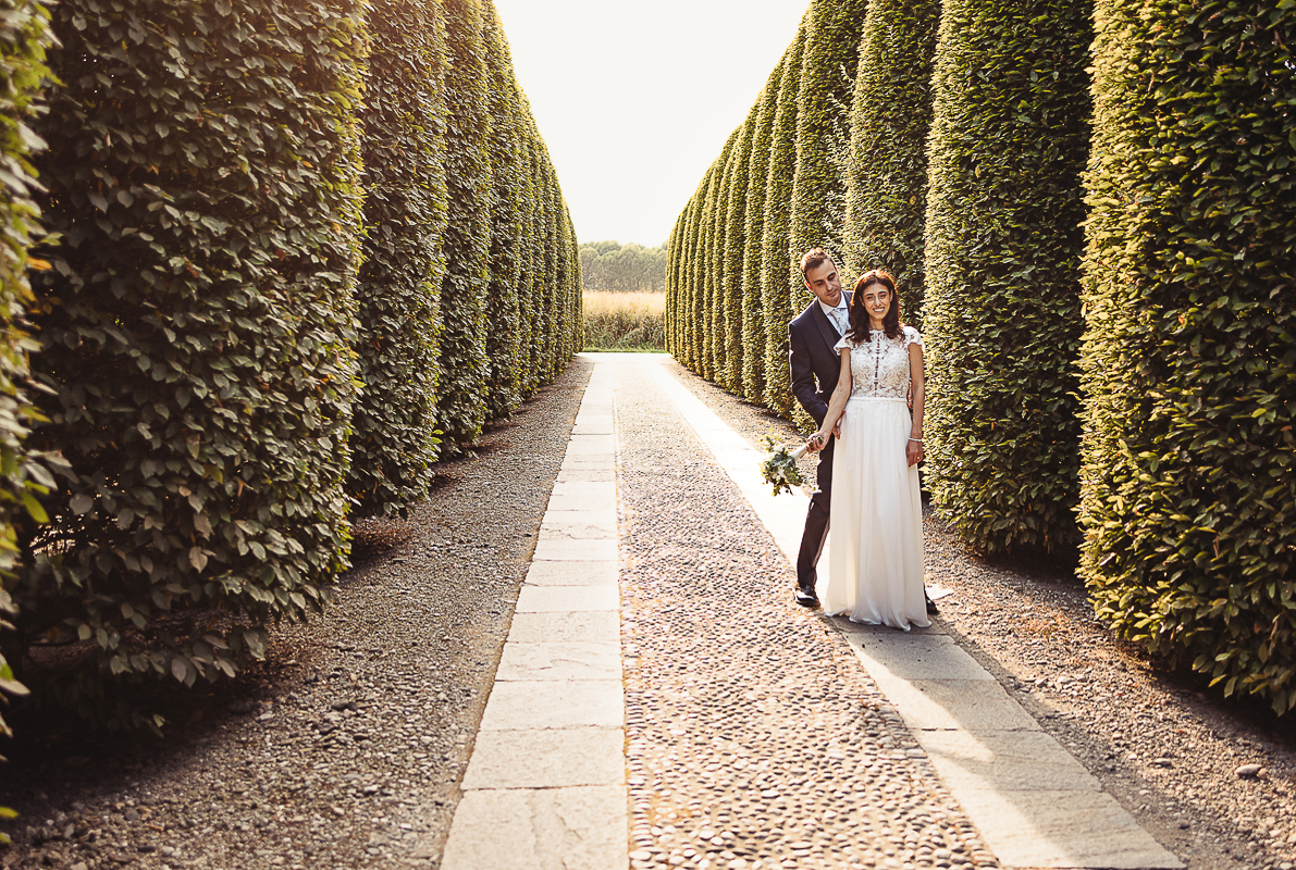 Tenuta La Cascinetta di Buriasco. Matrimonio. Sessione di coppia al tramonto lungo il viale di cipressi.