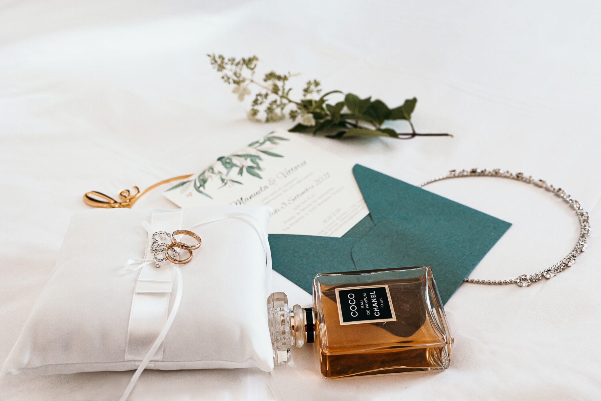 Tenuta La Cascinetta di Buriasco. Matrimonio. Dettagli. Partecipazione,anelli,cuscino portafedi, profumo,collana.