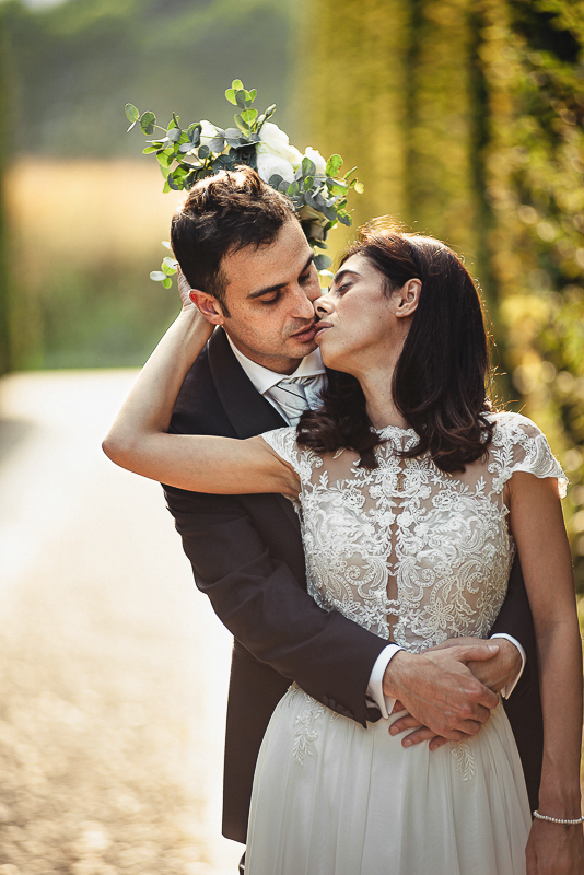 Tenuta La Cascinetta di Buriasco. Matrimonio. Sessione di coppia al tramonto lungo il viale di cipressi.