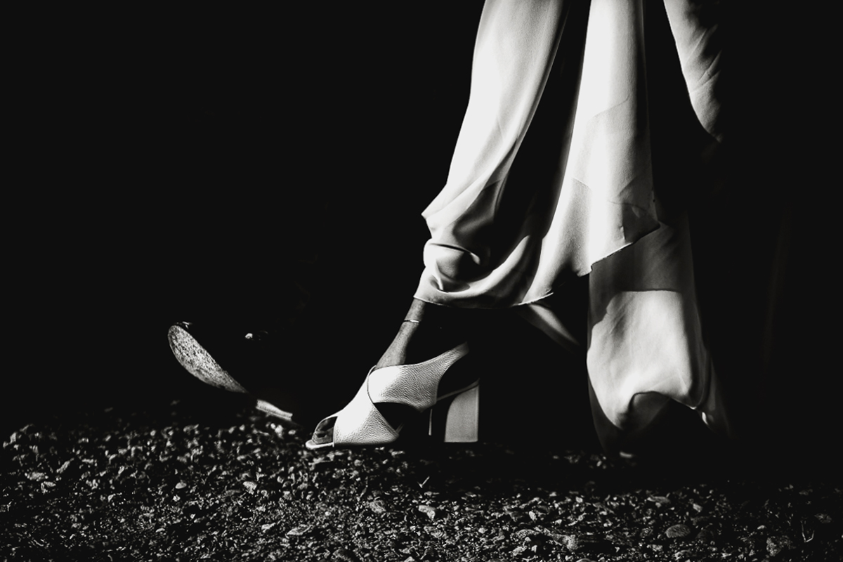 Tenuta La Cascinetta di Buriasco. Matrimonio. Sessione di coppia al tramonto lungo il viale di cipressi. Scarpe.