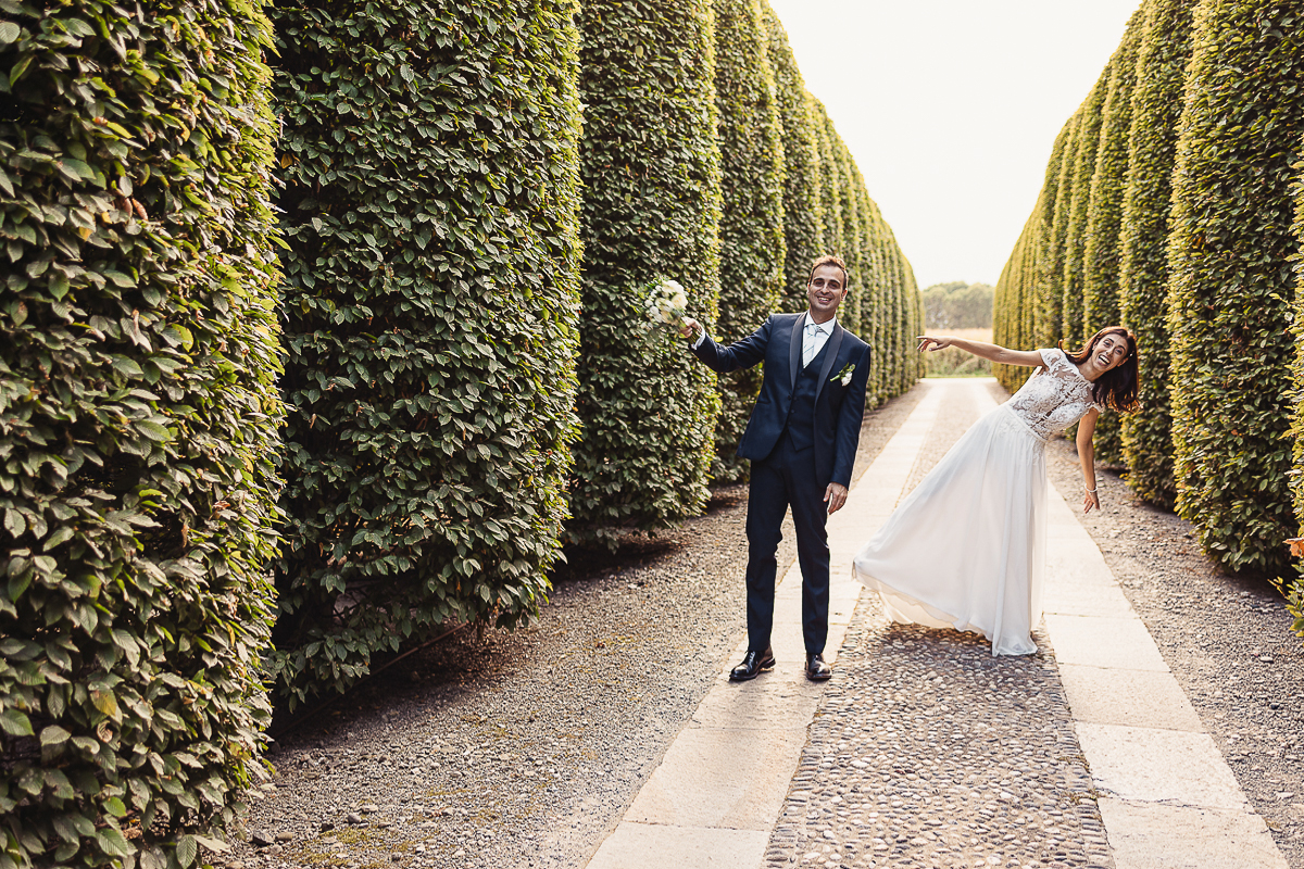 Tenuta La Cascinetta di Buriasco. Matrimonio. Sessione di coppia al tramonto lungo il viale di cipressi. Sposi scherzano