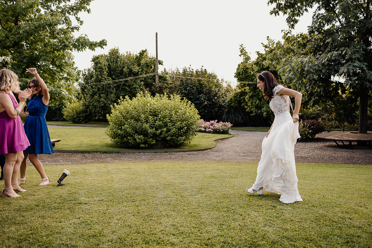 Tenuta La Cascinetta di Buriasco. Matrimonio. Lancio del bouquet