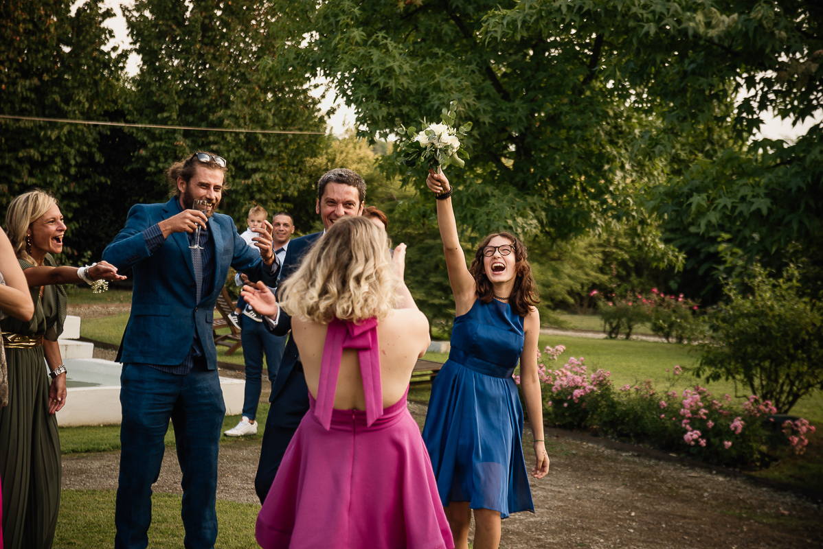 Tenuta La Cascinetta di Buriasco. Matrimonio. Lancio del bouquet ragazza che ha preso il bouquet