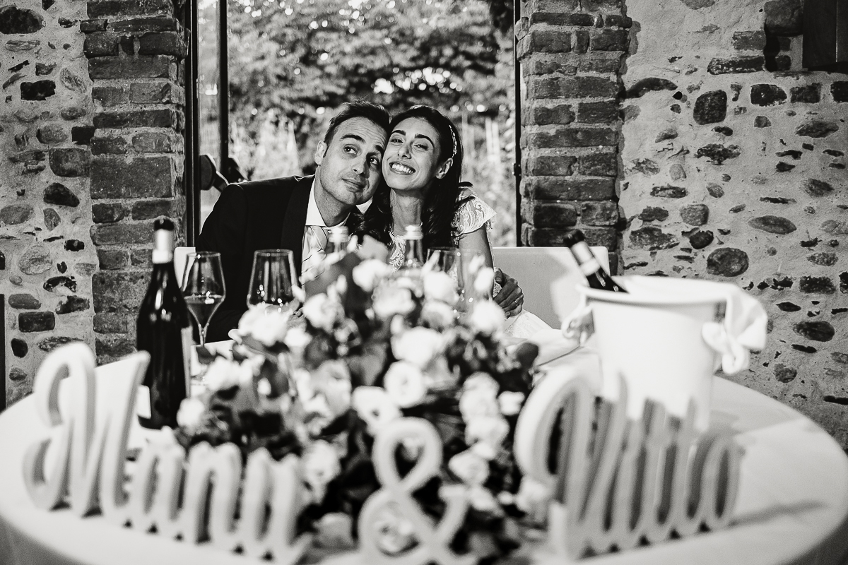 Tenuta La Cascinetta di Buriasco. Matrimonio. Cena. Sposi al loro tavolo.