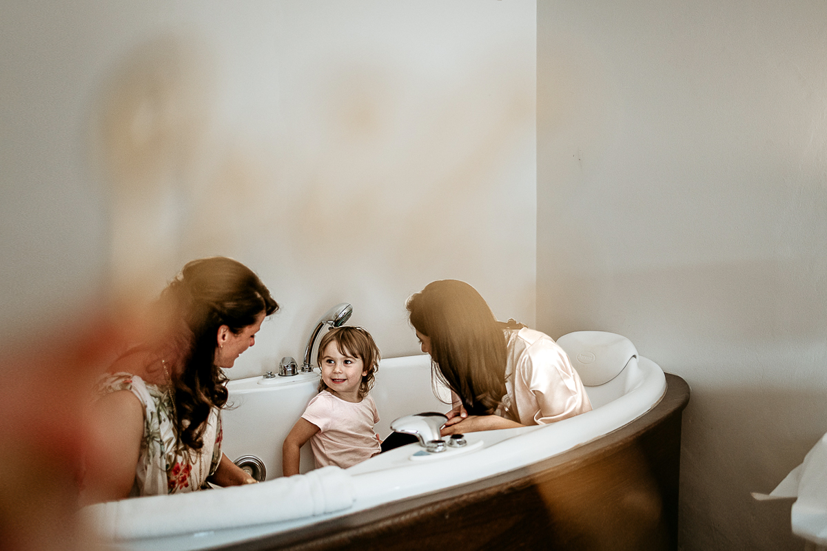 Tenuta La Cascinetta di Buriasco. Matrimonio. Preparazione della sposa. Sposa con la sua bambina e la testimone nella vasca