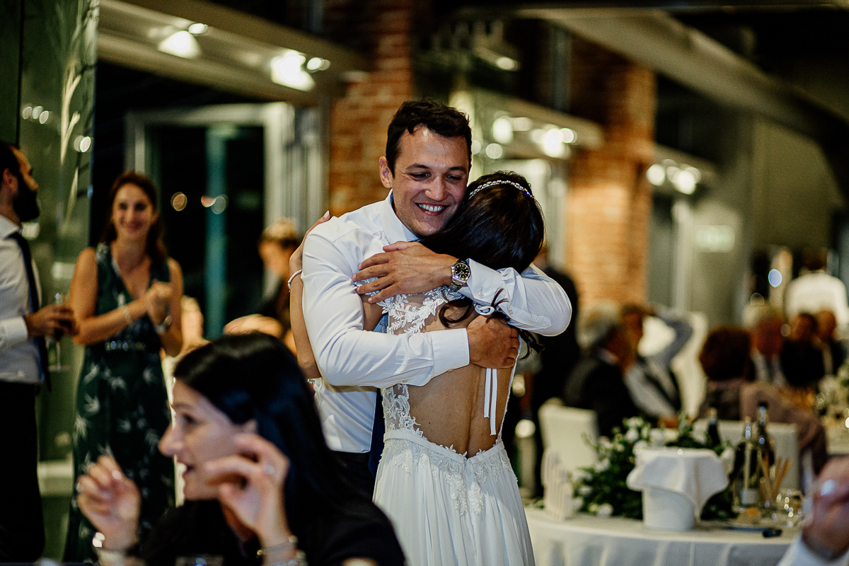 Tenuta La Cascinetta di Buriasco. Matrimonio. Cena. Abbraccio.
