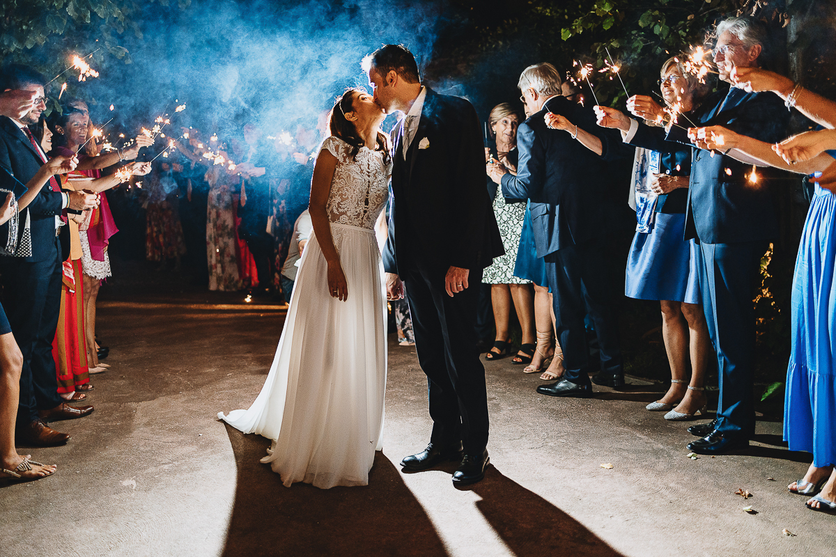 Tenuta La Cascinetta di Buriasco. Matrimonio. Sparkling exit. bacio