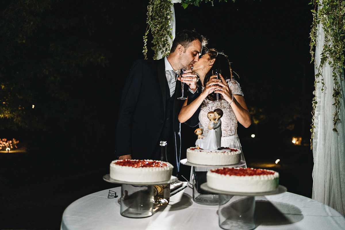 Tenuta La Cascinetta di Buriasco. Matrimonio. Taglio della torta. Bacio