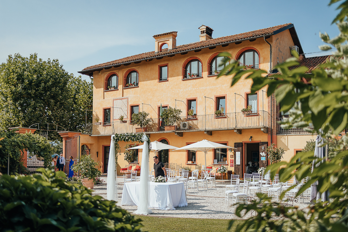 Tenuta La Cascinetta di Buriasco. Matrimonio. Preparazione della sposa.Location. Allestimento in corso della cerimonia.