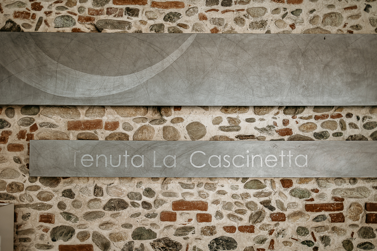 Tenuta La Cascinetta di Buriasco. Matrimonio. Preparazione della sposa. Insegna della location