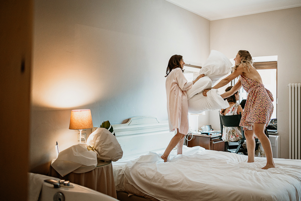 Tenuta La Cascinetta di Buriasco. Matrimonio. Preparazione della sposa. Battaglia con i cuscini della sposa e della testimone sul letto.