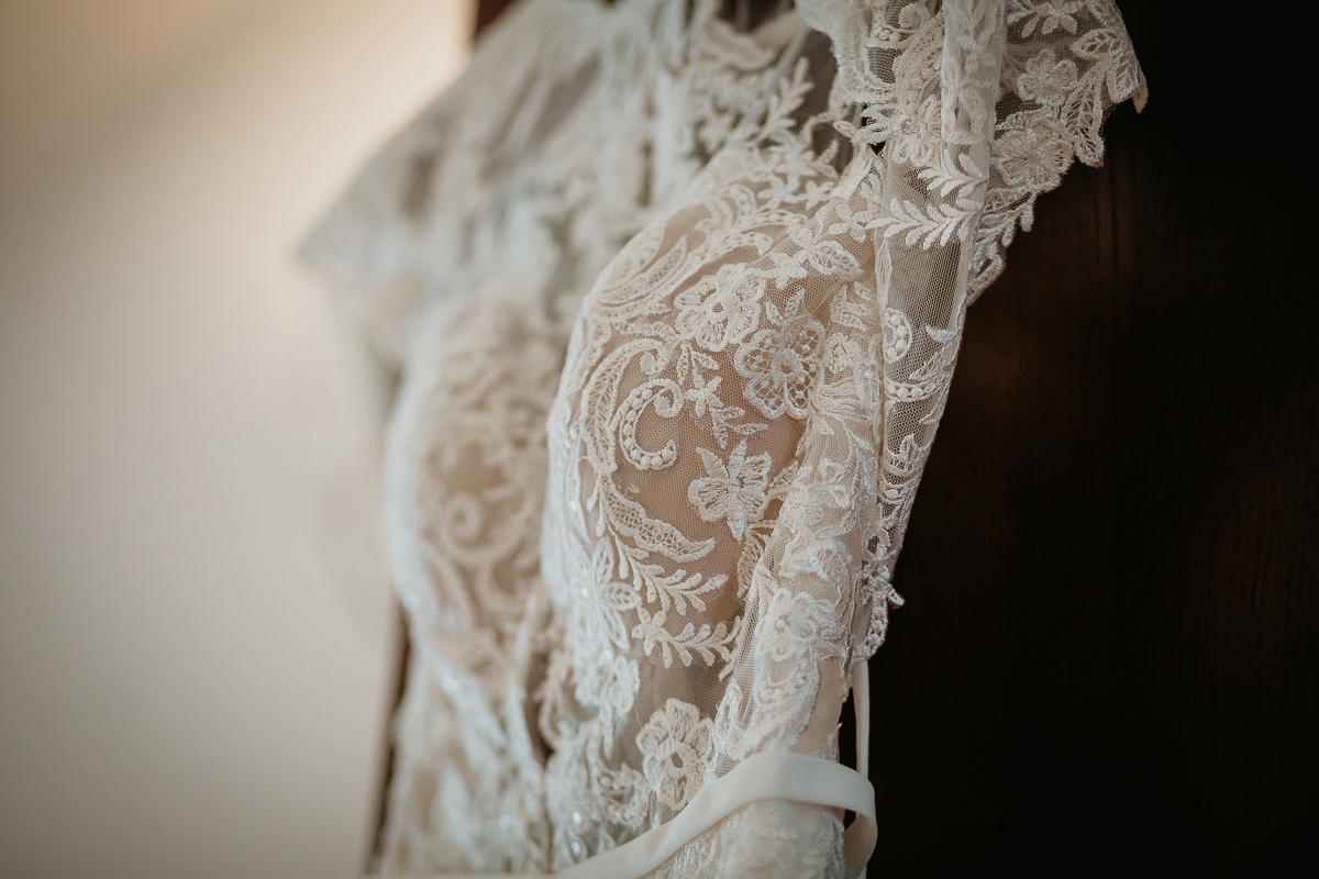 Tenuta La Cascinetta di Buriasco. Matrimonio. Dettaglio dell'abito della sposa. Corpino di pizzo.