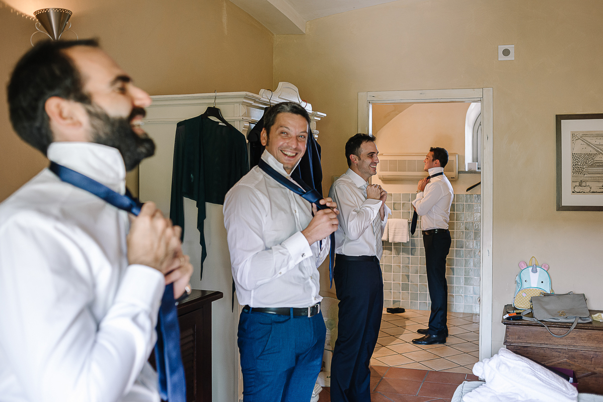 Tenuta La Cascinetta di Buriasco. Matrimonio. Preparazione dello sposo. Amici e testimoni si vestono.