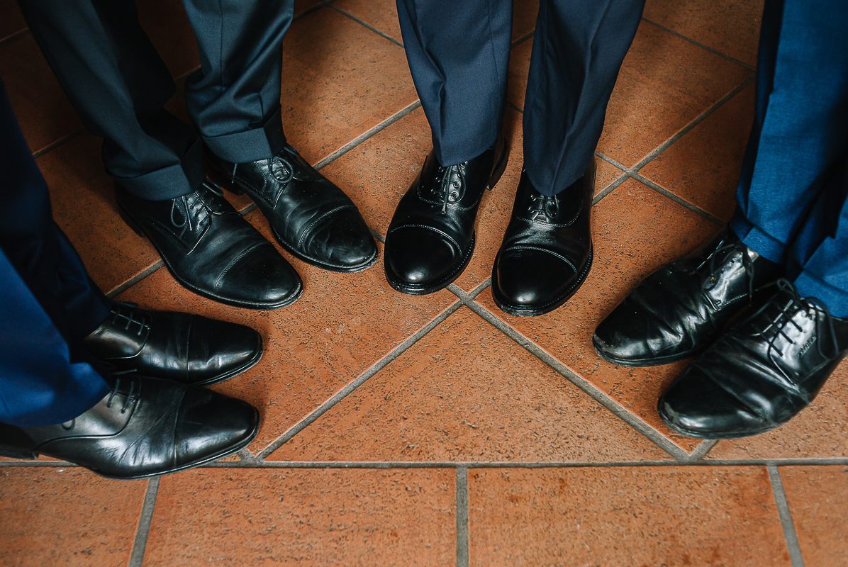 Tenuta La Cascinetta di Buriasco. Matrimonio. Preparazione dello sposo. Particolare delle scarpe di sposo e testimoni.