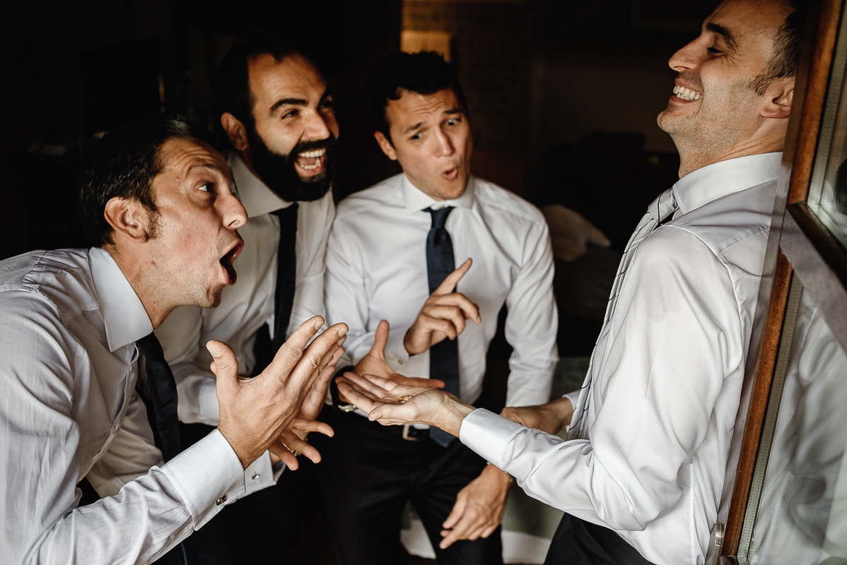 Tenuta La Cascinetta di Buriasco. Matrimonio. Preparazione dello sposo. Scena divertente con gli amici