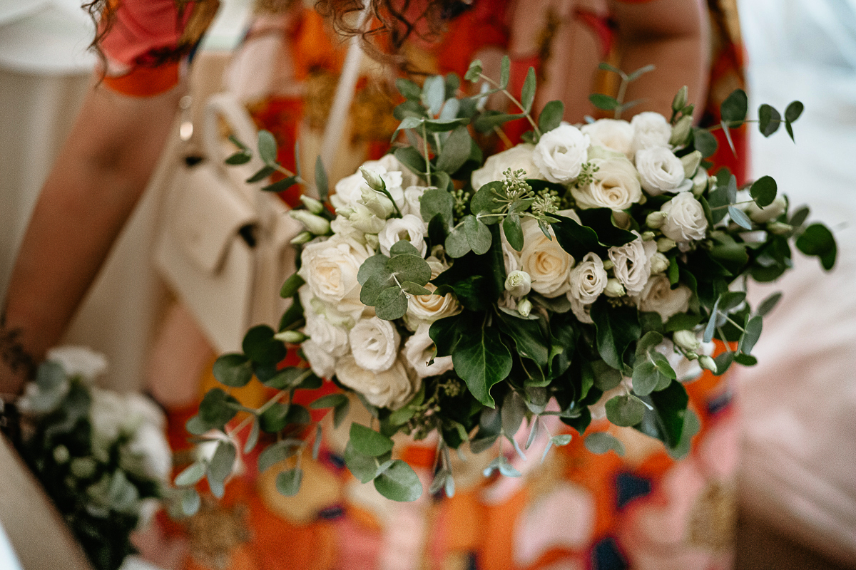 Tenuta La Cascinetta di Buriasco. Matrimonio. Preparazione della sposa. La wedding planner porta il bouquet.