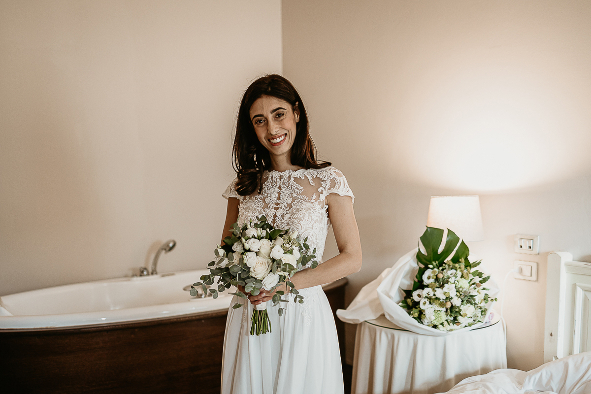 Tenuta La Cascinetta di Buriasco. Matrimonio. Preparazione della sposa. Sposa con il bouquet.