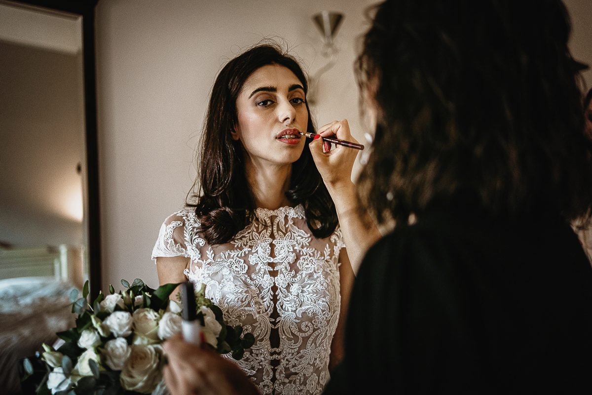 Tenuta La Cascinetta di Buriasco. Matrimonio. Preparazione della sposa. Ultimo ritocco del trucco della sposa.
