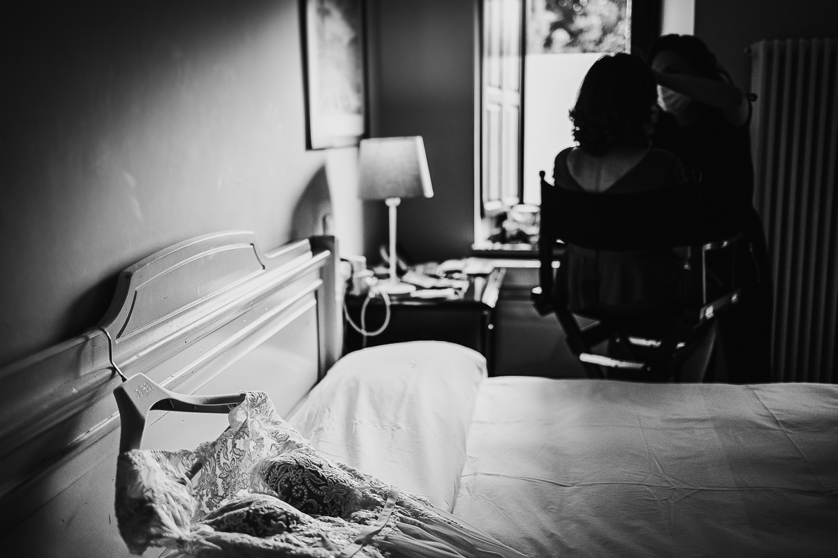 Tenuta La Cascinetta di Buriasco. Matrimonio. Preparazione della sposa. Abito posato sul letto.