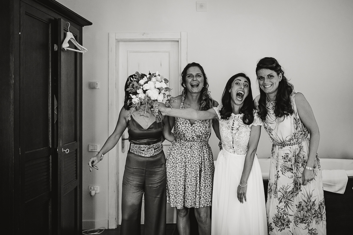 Tenuta La Cascinetta di Buriasco. Matrimonio. Preparazione della sposa. Sposa con le amiche.