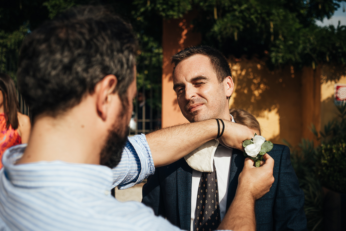 Tenuta La Cascinetta di Buriasco. Matrimonio. Cerimonia. Wp mette la boutonniere al fratello dello sposo.