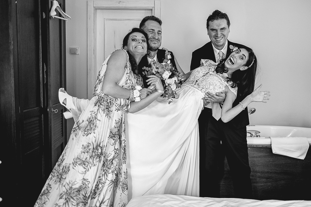 Tenuta La Cascinetta di Buriasco. Matrimonio. Preparazione della sposa. Sposa sollevata dai testimoni
