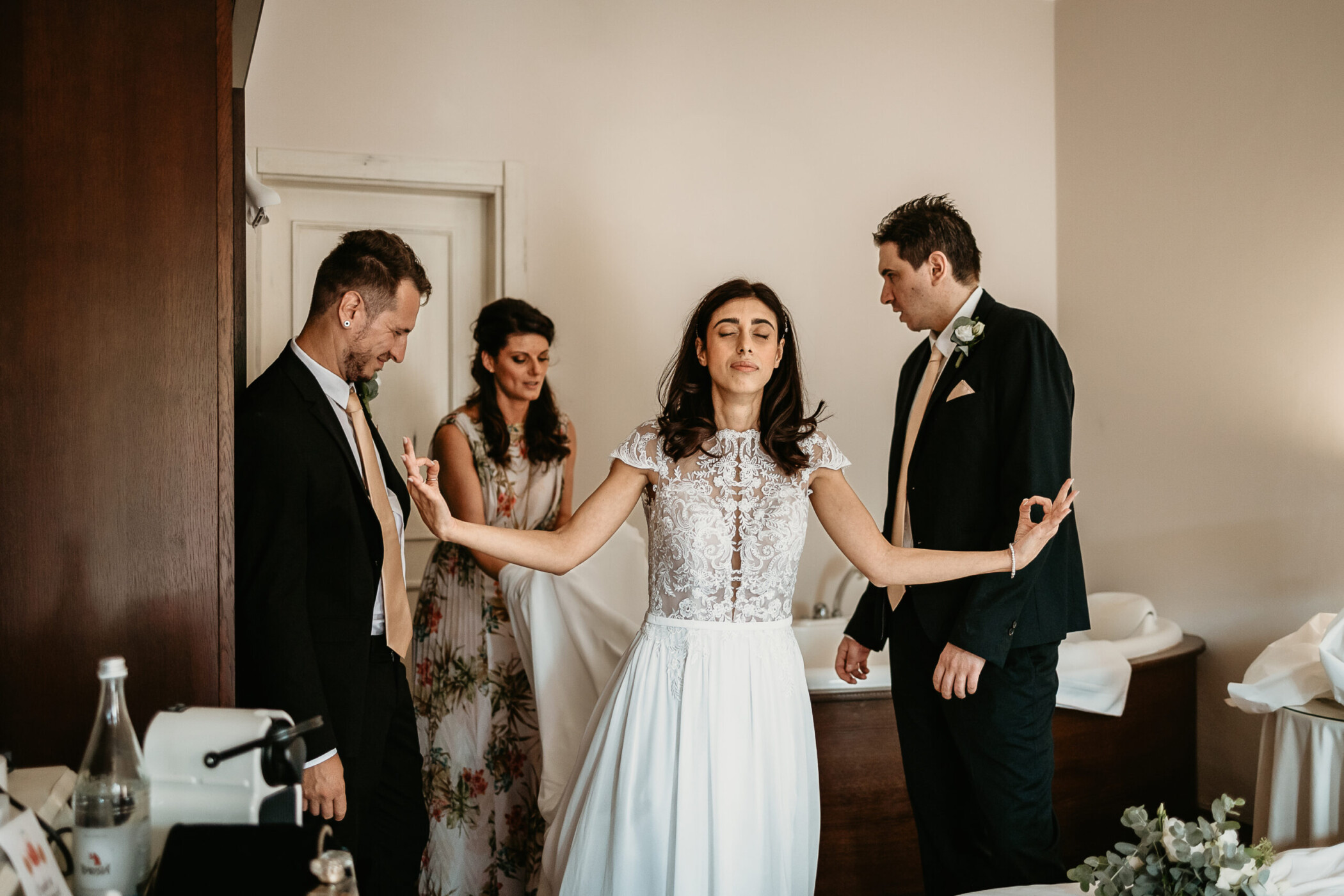 Tenuta La Cascinetta di Buriasco. Matrimonio. Preparazione della sposa. Sposa con i testimoni.