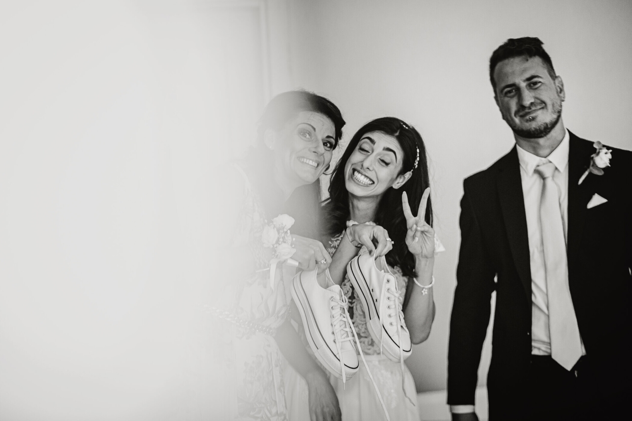 Tenuta La Cascinetta di Buriasco. Matrimonio. Preparazione della sposa. Sposa con i testimoni