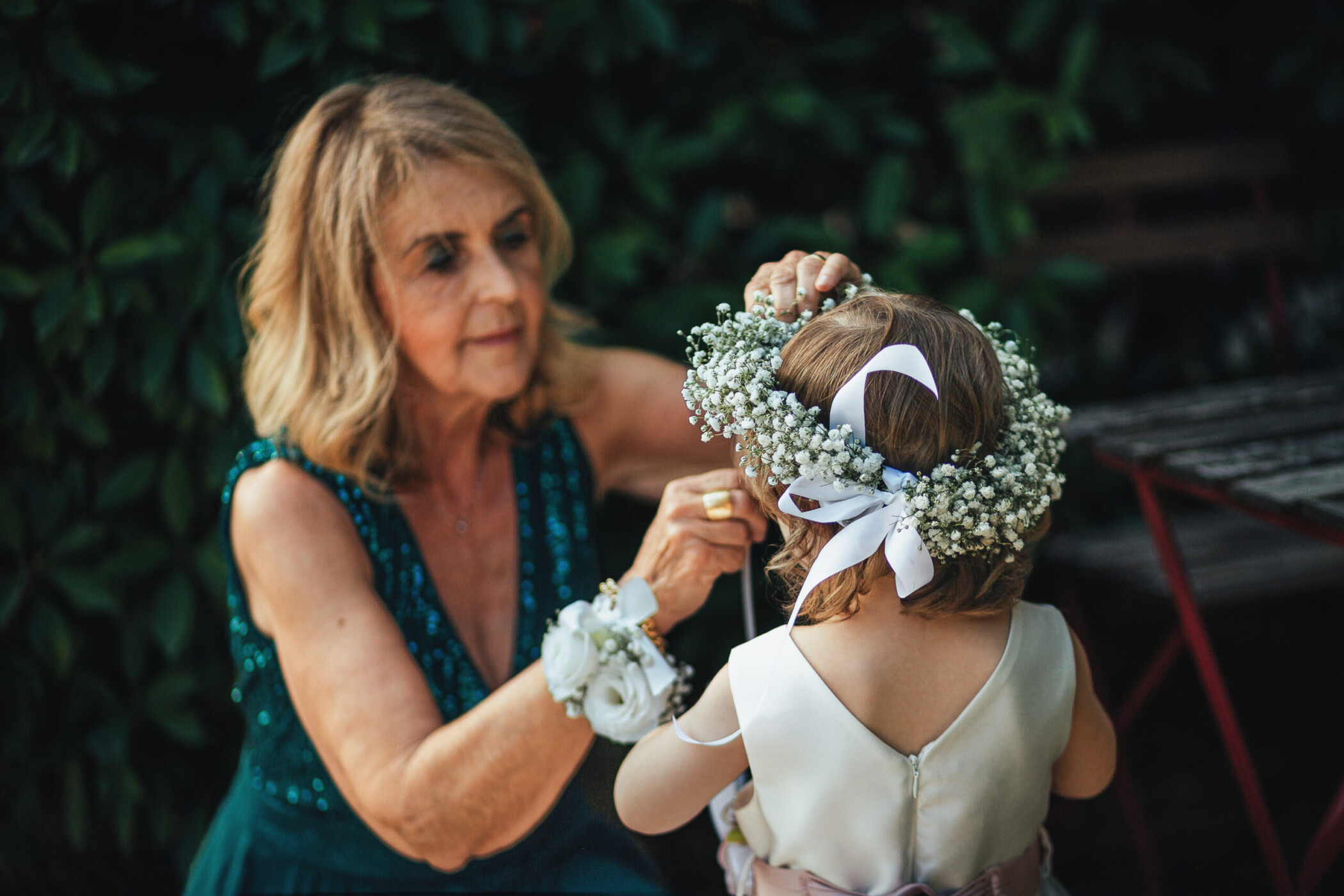 Tenuta La Cascinetta di Buriasco. Matrimonio. Preparazione della sposa. Nonna sistema la coroncina di fiori sulla testa della nipotina.