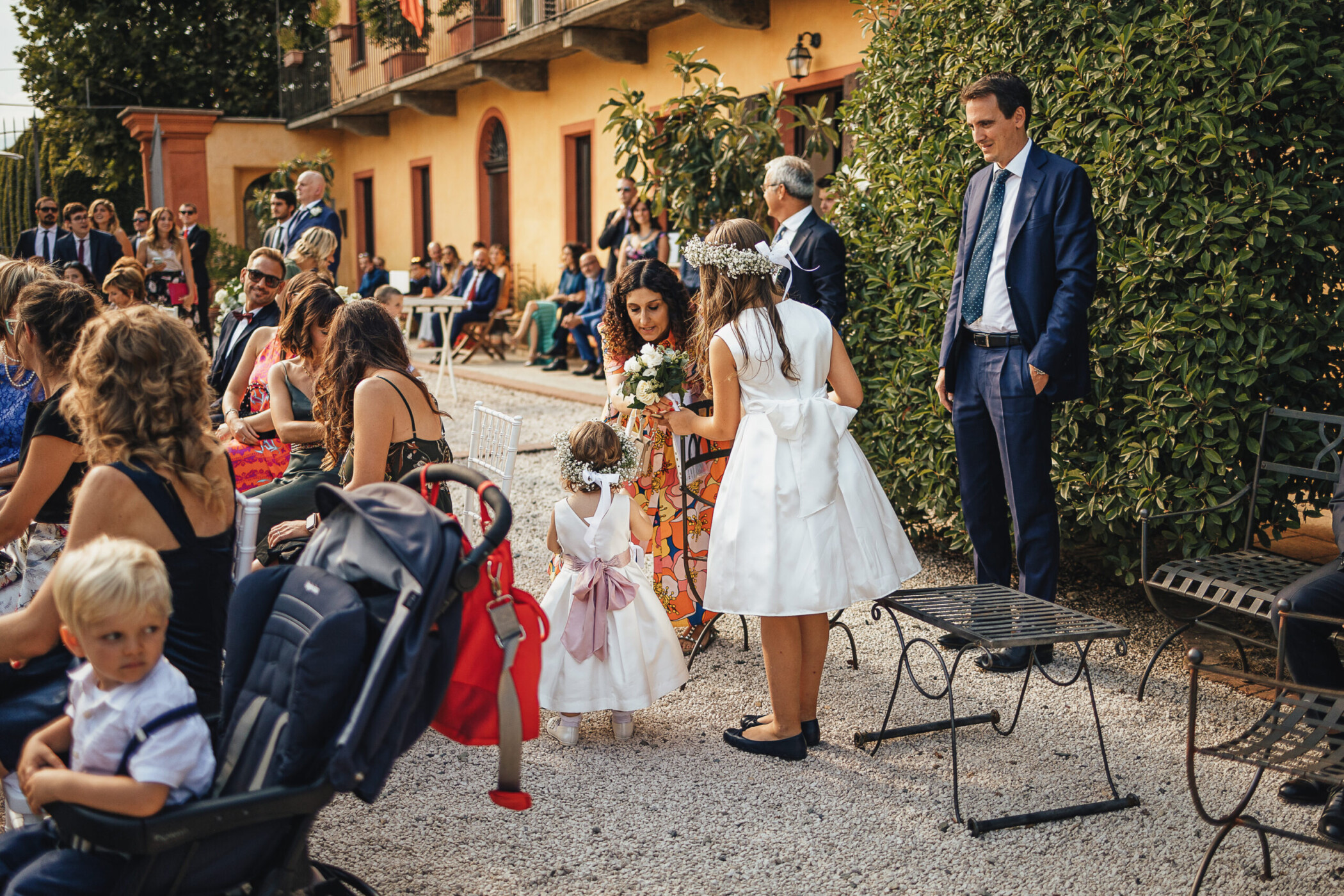 Tenuta La Cascinetta di Buriasco. Matrimonio. Cerimonia. Ingresso delle girls flower