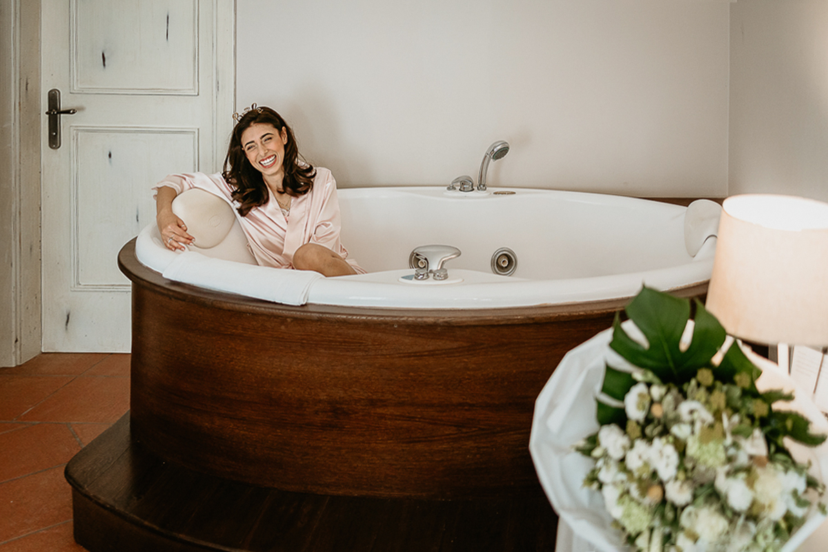 Tenuta La Cascinetta di Burisco. Matrimonio. Preparazione della sposa. Sposa nella vasca standing.