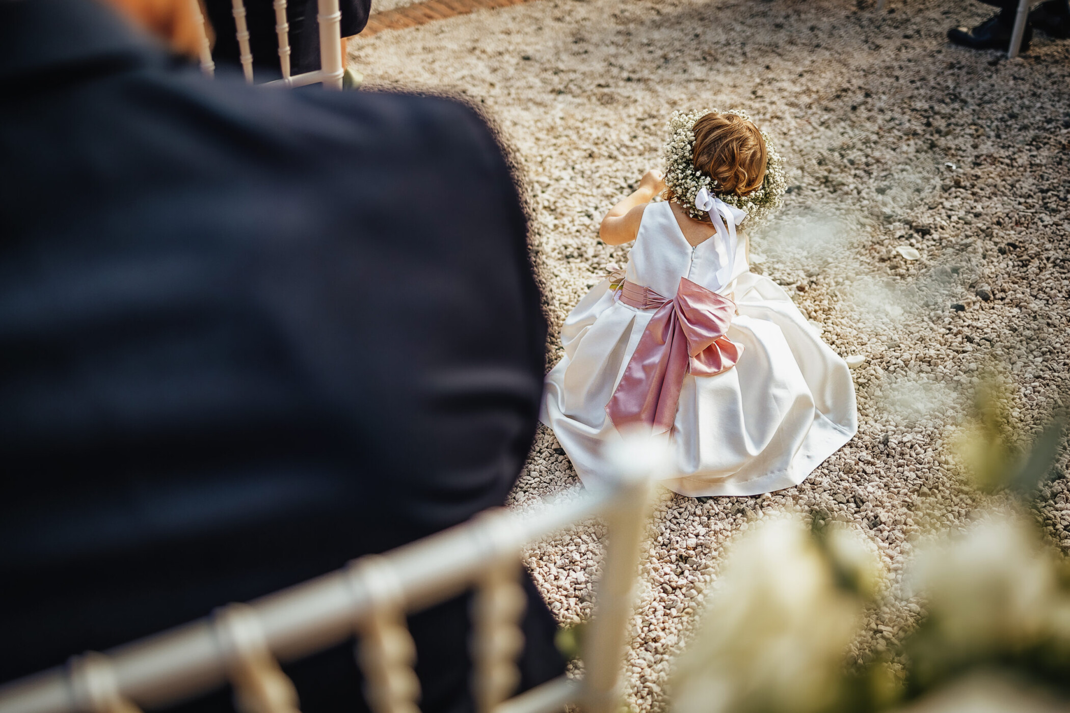 Tenuta La Cascinetta di Buriasco. Matrimonio. Cerimonia. Figlia degli sposi che gioca con la ghiaia