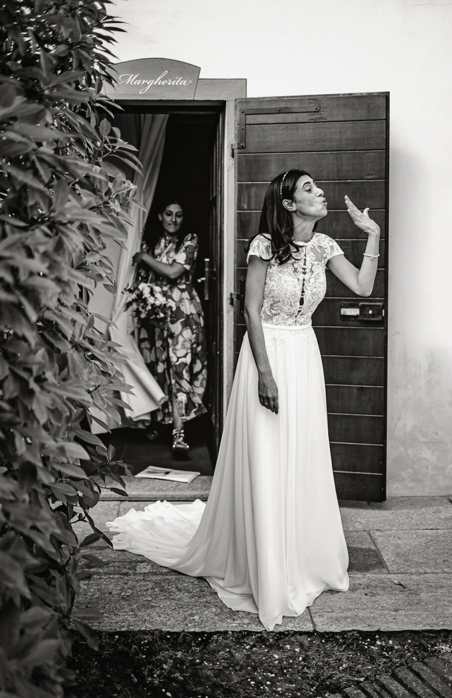 Tenuta La Cascinetta di Buriasco. Matrimonio. Cerimonia. Sposa che saluta.