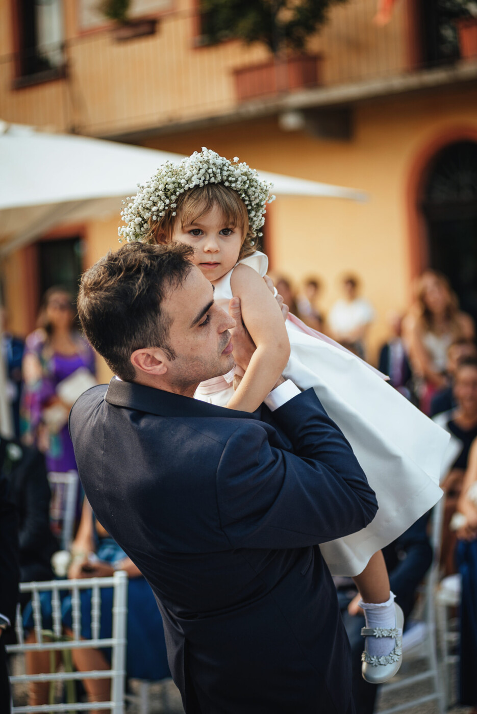 Tenuta La Cascinetta di Buriasco. Matrimonio. Cerimonia. Sposa prende in braccio la sua bambina.