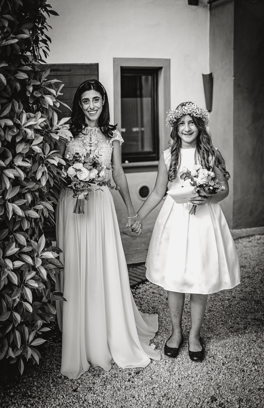 Tenuta La Cascinetta di Buriasco. Matrimonio. Cerimonia. Sposa con la sua damigella.
