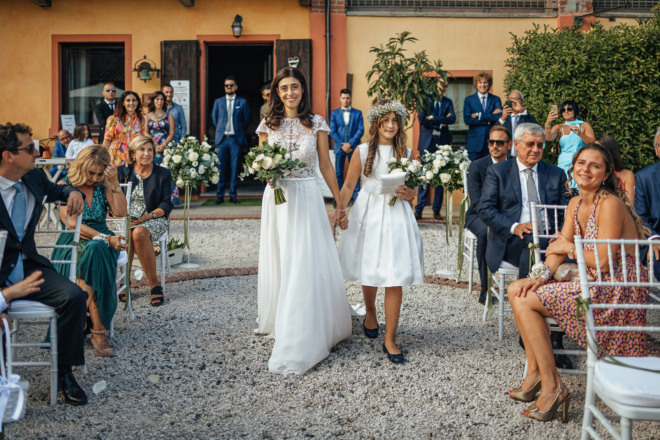 Tenuta La Cascinetta di Buriasco. Matrimonio. Cerimonia. Entrata della sposa con la damigella.