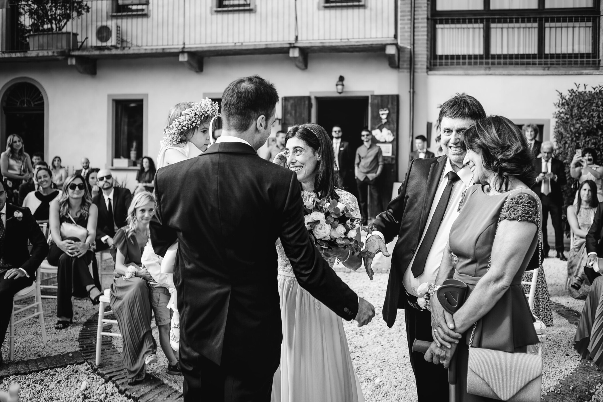 Tenuta La Cascinetta di Buriasco. Matrimonio. Cerimonia. Sposo saluta la sposa.