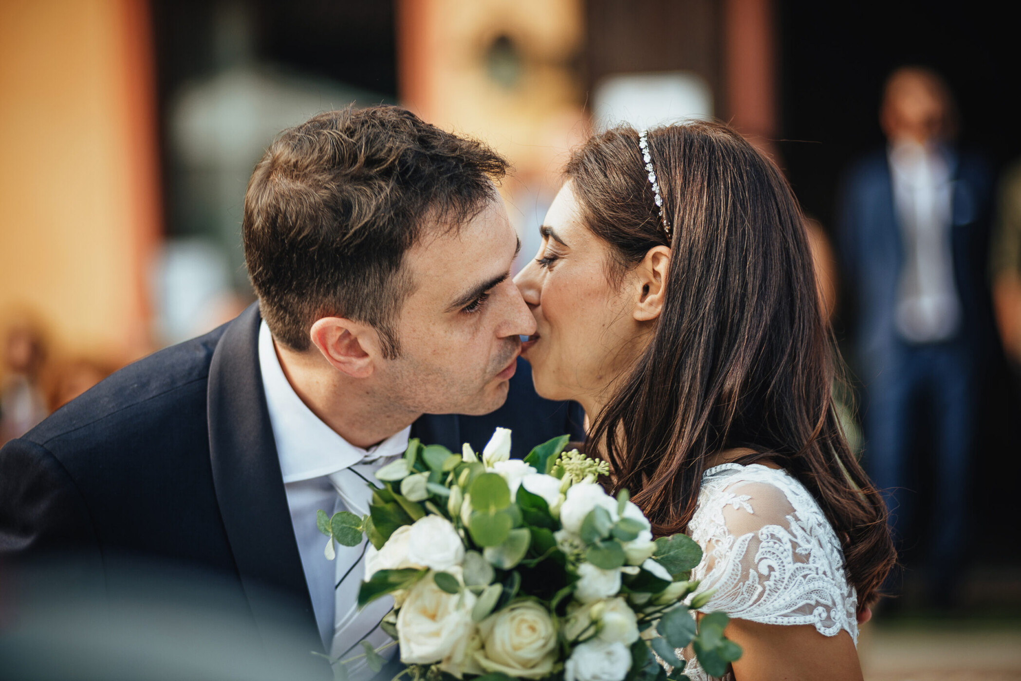 Tenuta La Cascinetta di Buriasco. Matrimonio. Cerimonia. bacio degli sposi.