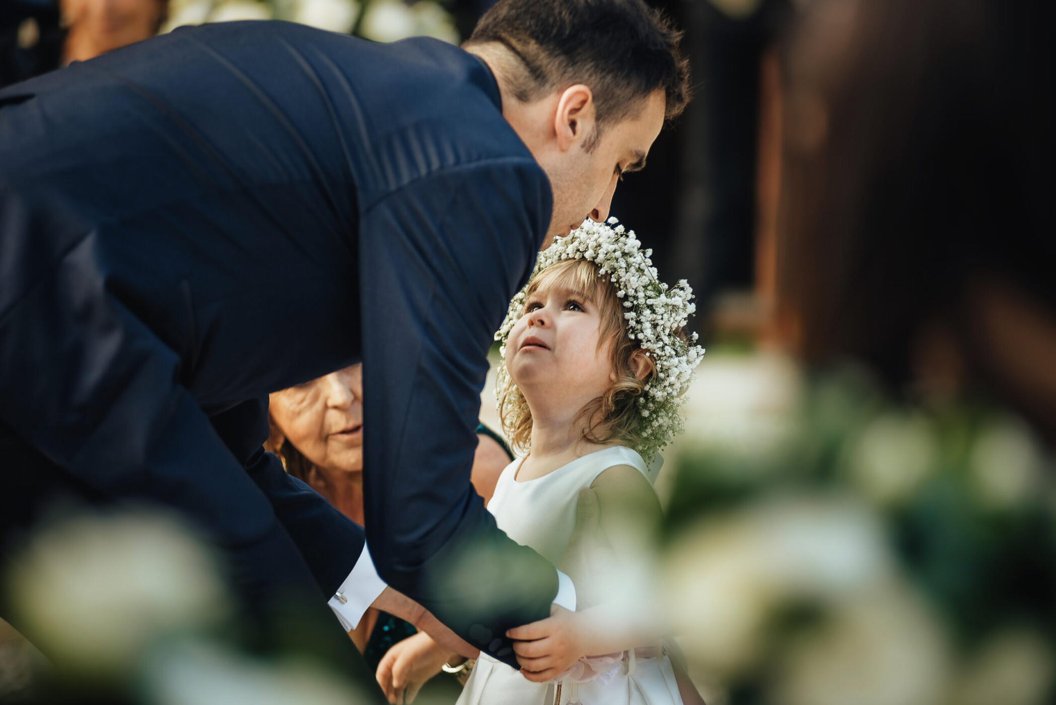 Tenuta La Cascinetta di Buriasco. Matrimonio. Cerimonia. Figlioletta degli sposi che non vuole stare con la nonna. Sposo la prende in braccio.