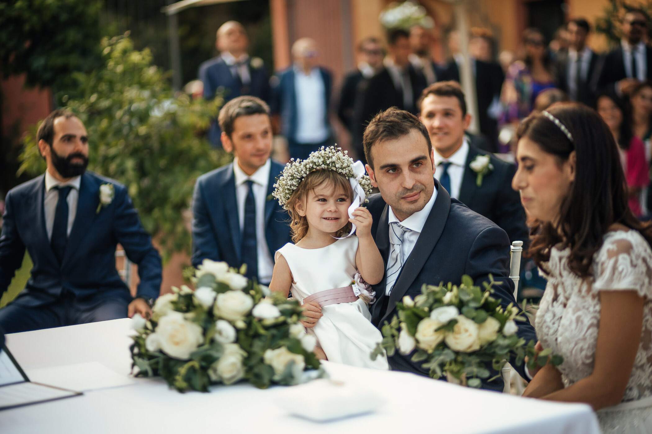 Tenuta La Cascinetta di Buriasco. Matrimonio. Cerimonia. sposi e figlioletta all'altare.
